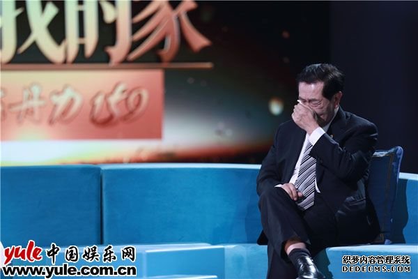 图:李昌钰谈及母亲落泪