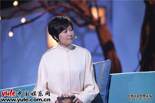 图:敬一丹认真倾听